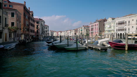 Taxi-Acuático-Sobre-Postes-De-Amarre-De-Madera-En-El-Gran-Canal-De-Venecia,-Italia