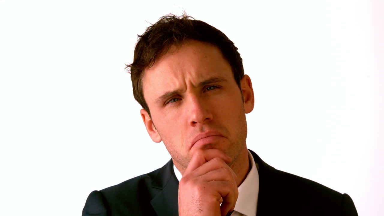 hombre de negocios pensando con la mano en la barbilla