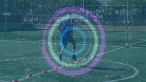 escáner de alcance redondo de neón contra el entrenamiento del jugador de fútbol masculino en el campo de césped