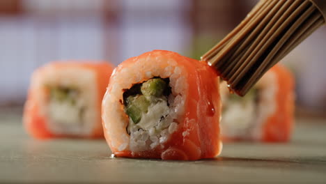 preparación del rollo de sushi de salmón