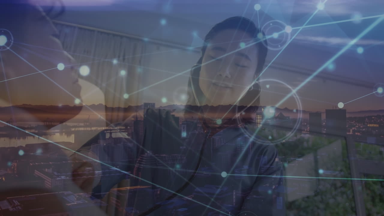 아이콘과 연결 네트워크의 애니메이션: 스테토스코프와 환자를 가진 아시아 여성 의사