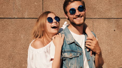 retrato de una pareja con gafas de sol