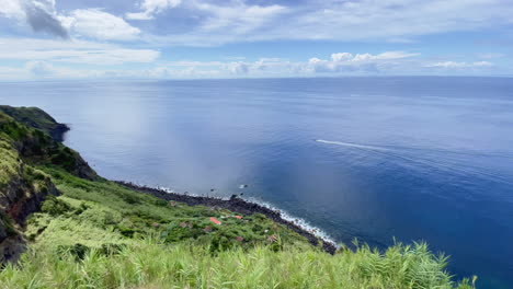 阿佐爾群島的海岸線, 覆蓋著<unk>草的懸崖和海洋風景