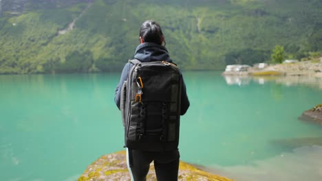 Mujer-Excursionista-Camina-Con-Una-Mochila-De-Senderismo-En-La-Hermosa-Naturaleza-De-Noruega.