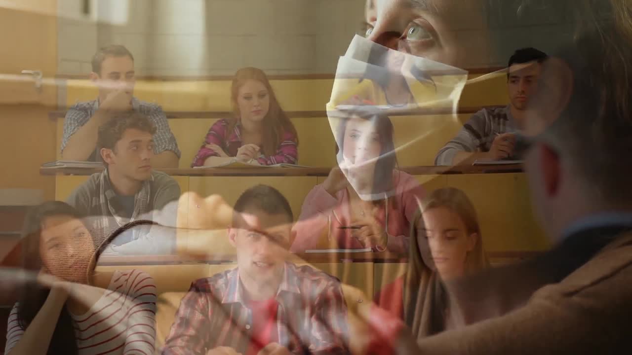 mujer con máscara en contra del profesor que enseña a los estudiantes en la universidad