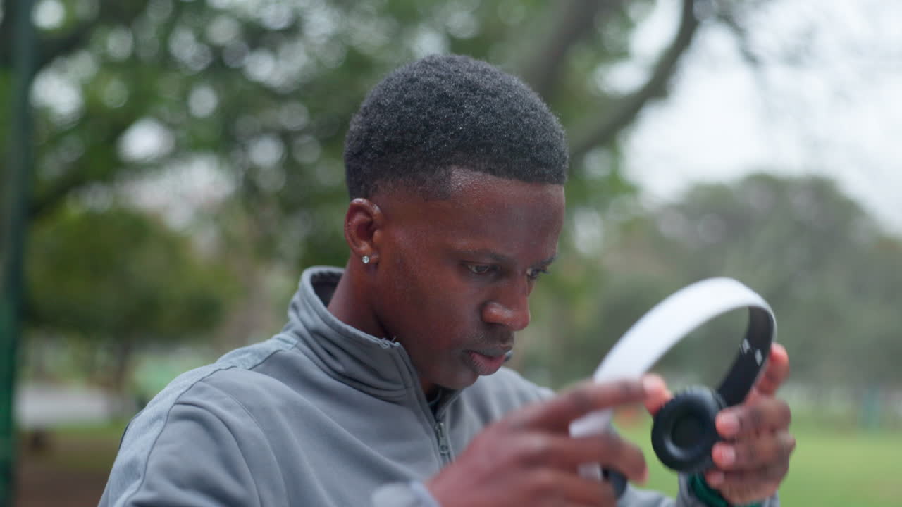 hombre escuchando música al aire libre