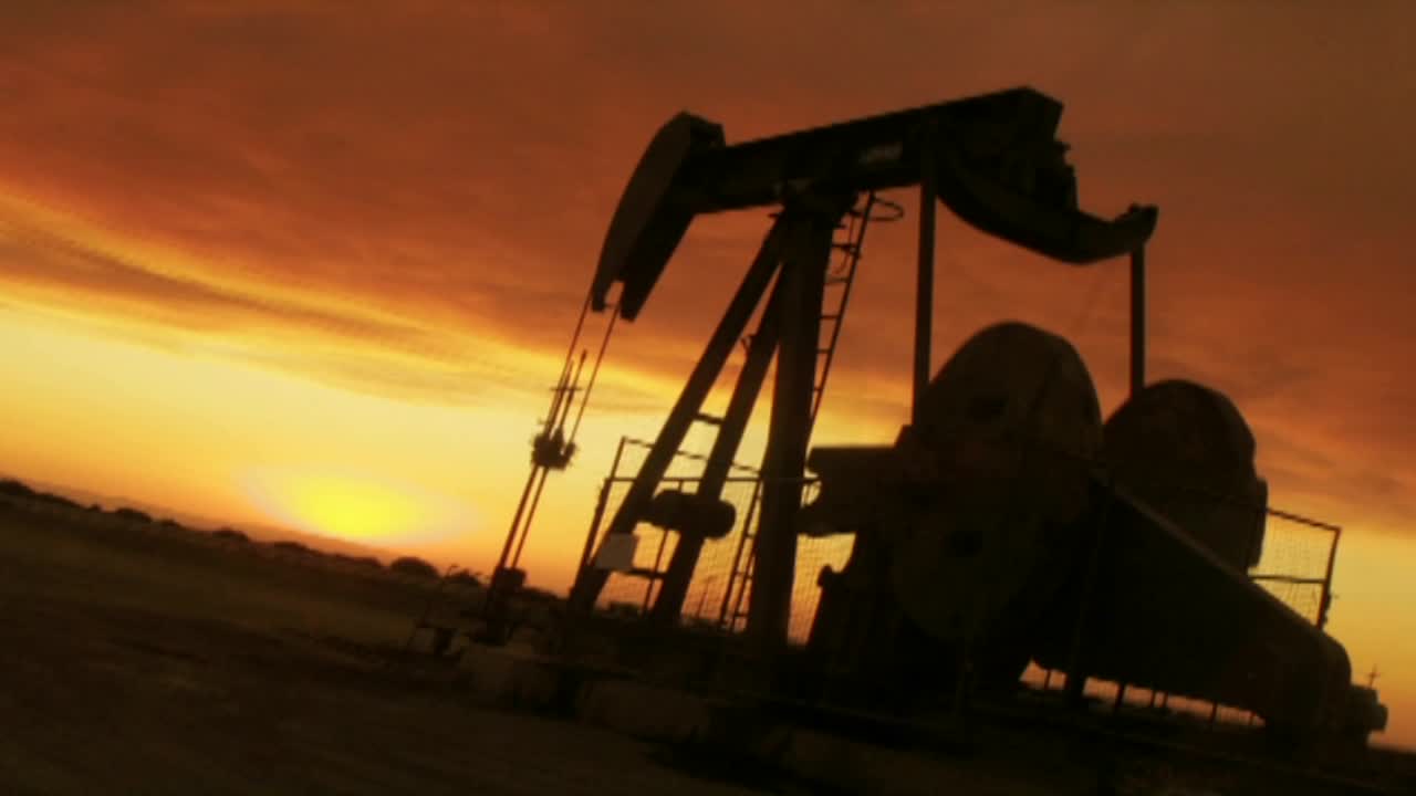 una toma de lapso de tiempo de una torre de perforación de petróleo en funcionamiento