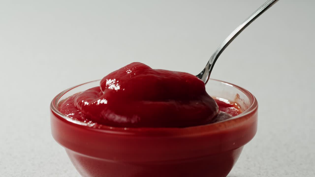 ketchup en un cuenco de vidrio