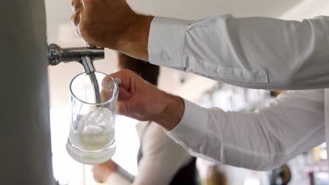 primer plano del barman sirviendo una cerveza