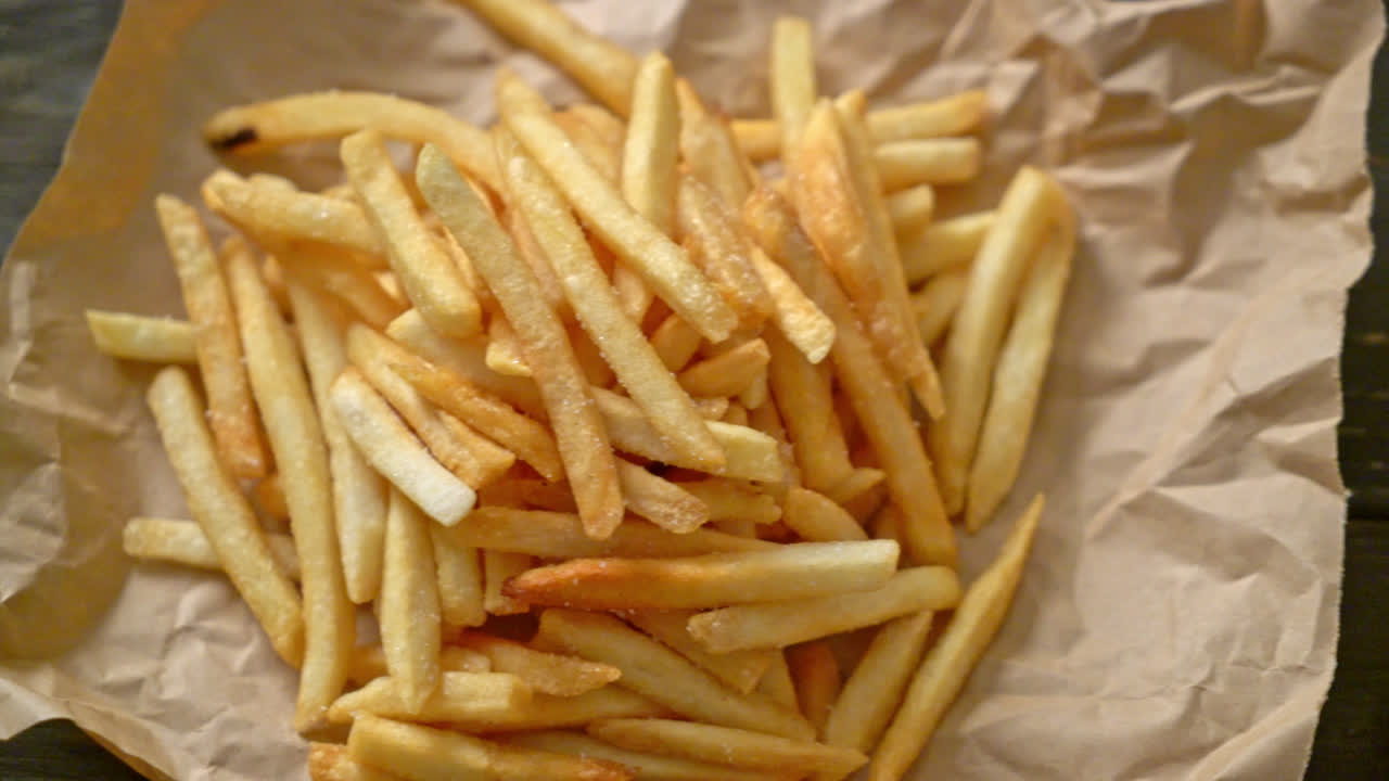 patatas fritas o papas fritas con crema agria y ketchup