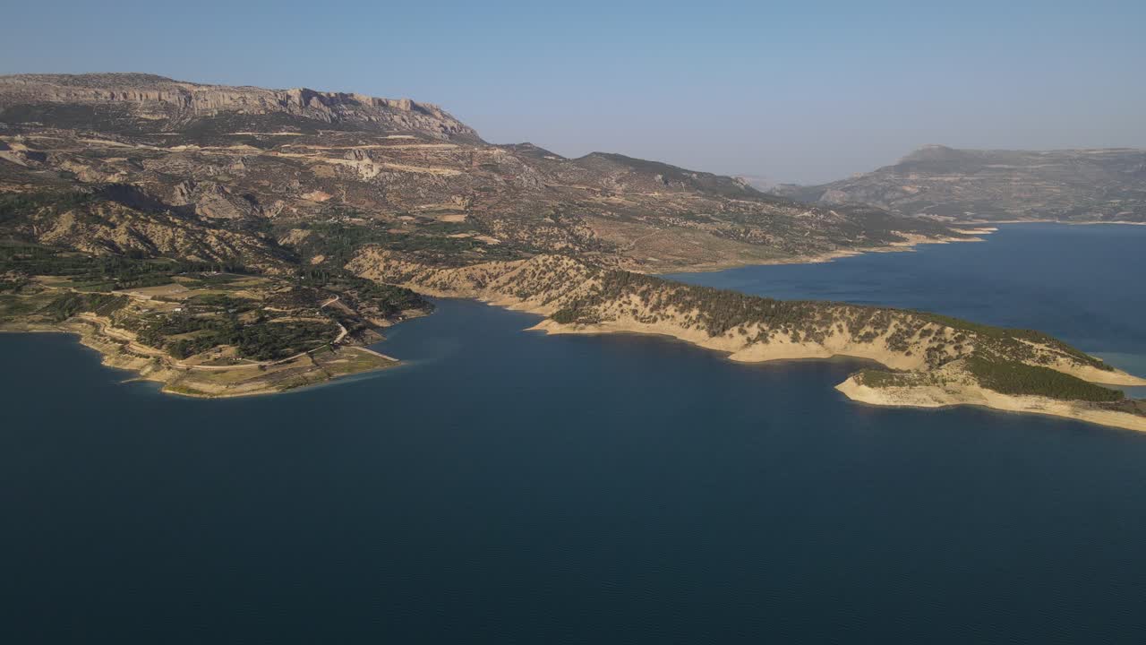 vista aérea de la costa, la unión del bosque y el mar, la perfecta armonía de verde y azul