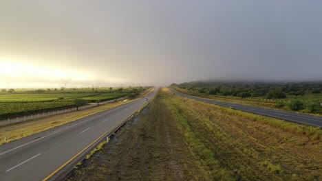 Straße-Morgens-Mit-Nebel-Bedeckt