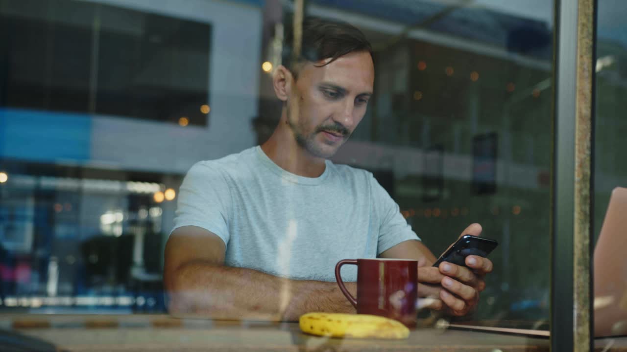 카페에서 일하는 남자