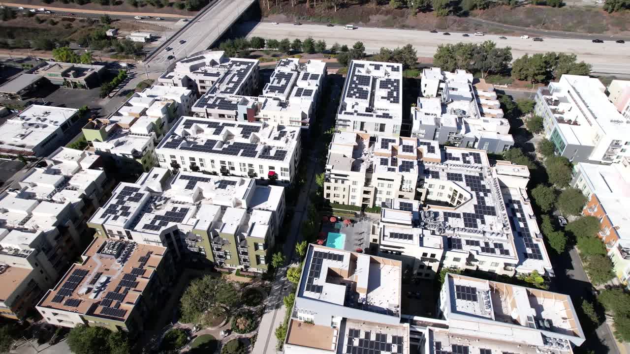 Vista aérea de paneles solares en los tejados de un complejo de apartamentos de un proyecto de viviendas de reurbanización, Pasadena, California.