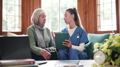 Schlechte-Nachrichten,-Alte-Frau-Und-Krankenschwester-Mit-Tablet-Ergebnissen