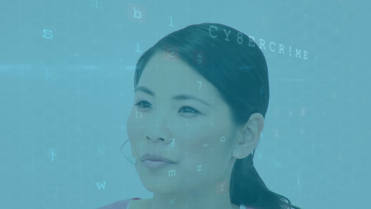 网络安全数据处理画面覆盖在一位戴着电话耳机通话的亚洲女性客服主管上方。