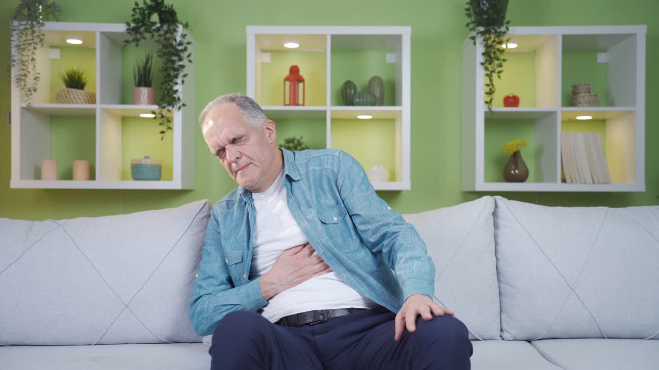 el viejo tiene dolor de estómago.