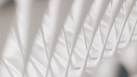abstracto geométrico en primer plano renderizado en 3d. diseño elegante de papel tapiz blanco. animación de bucle sin costuras