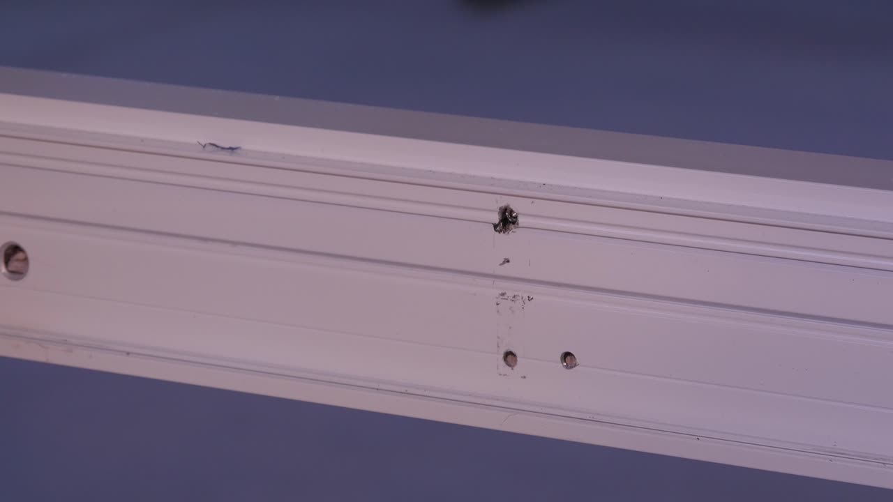 금속 브래을 알루미 프로파일에 설치합니다.