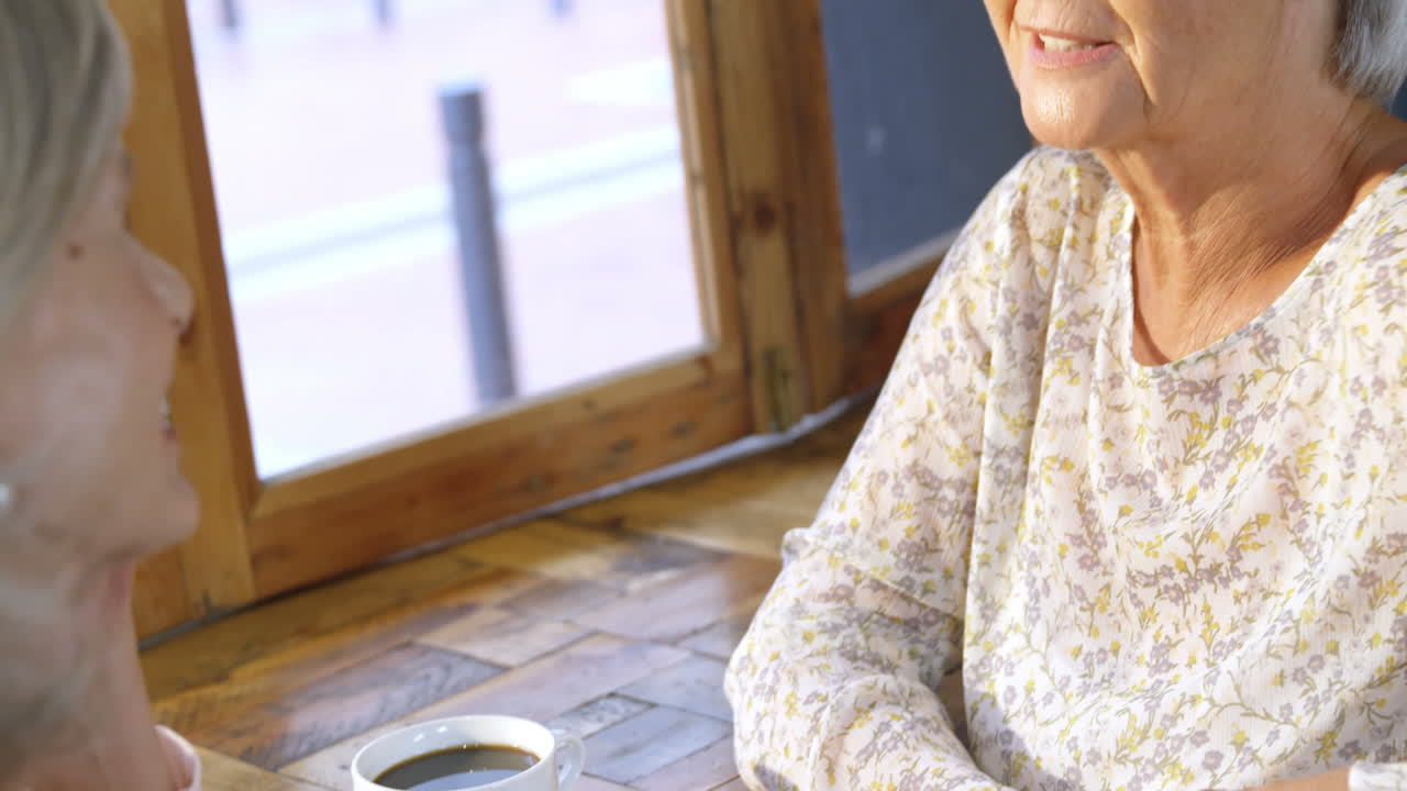 카페 4k에서 서로 대화하는 고령 여성