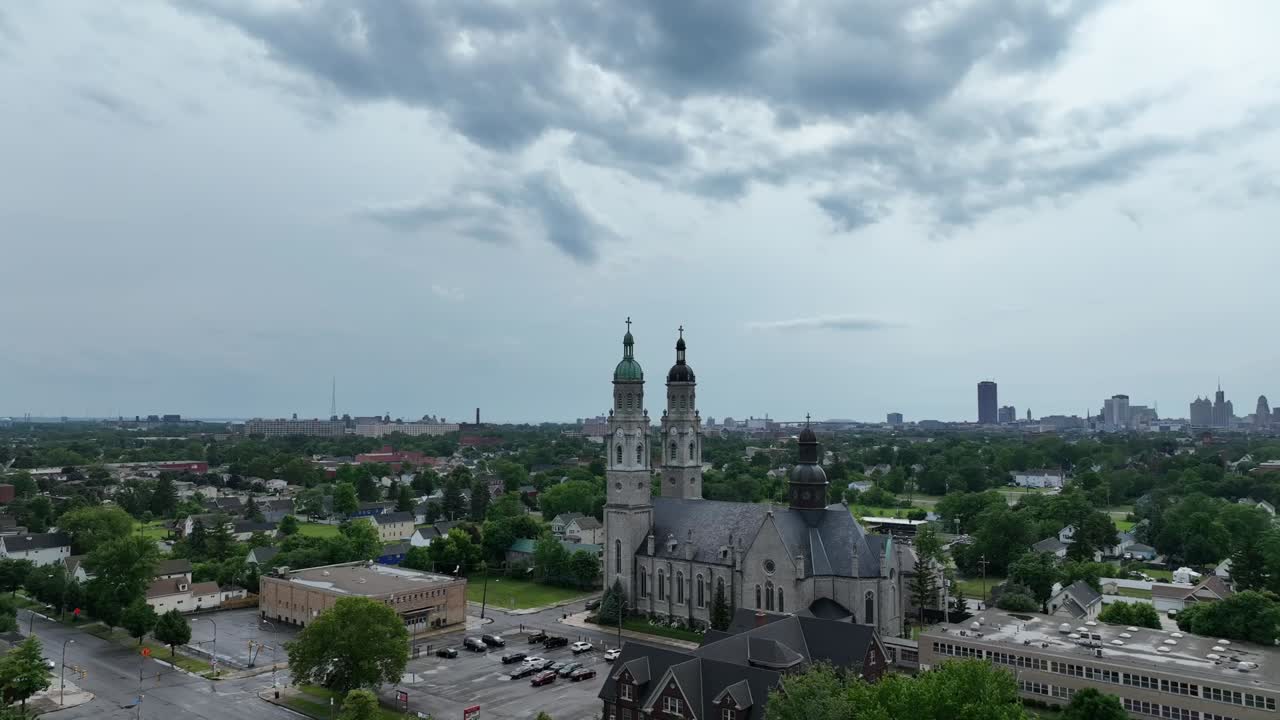 воздушный вид зеленого города буффало, нью-йорк с штормовыми облаками на расстоянии и собором