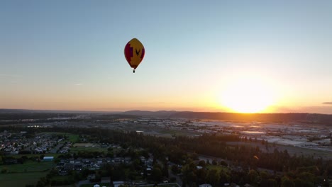 Wide-shot-of-a-lone-hot-air-balloon-floating-through-the-Spokane-Valley's-evening-sky