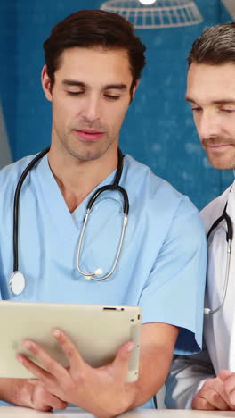 equipo médico trabajando juntos