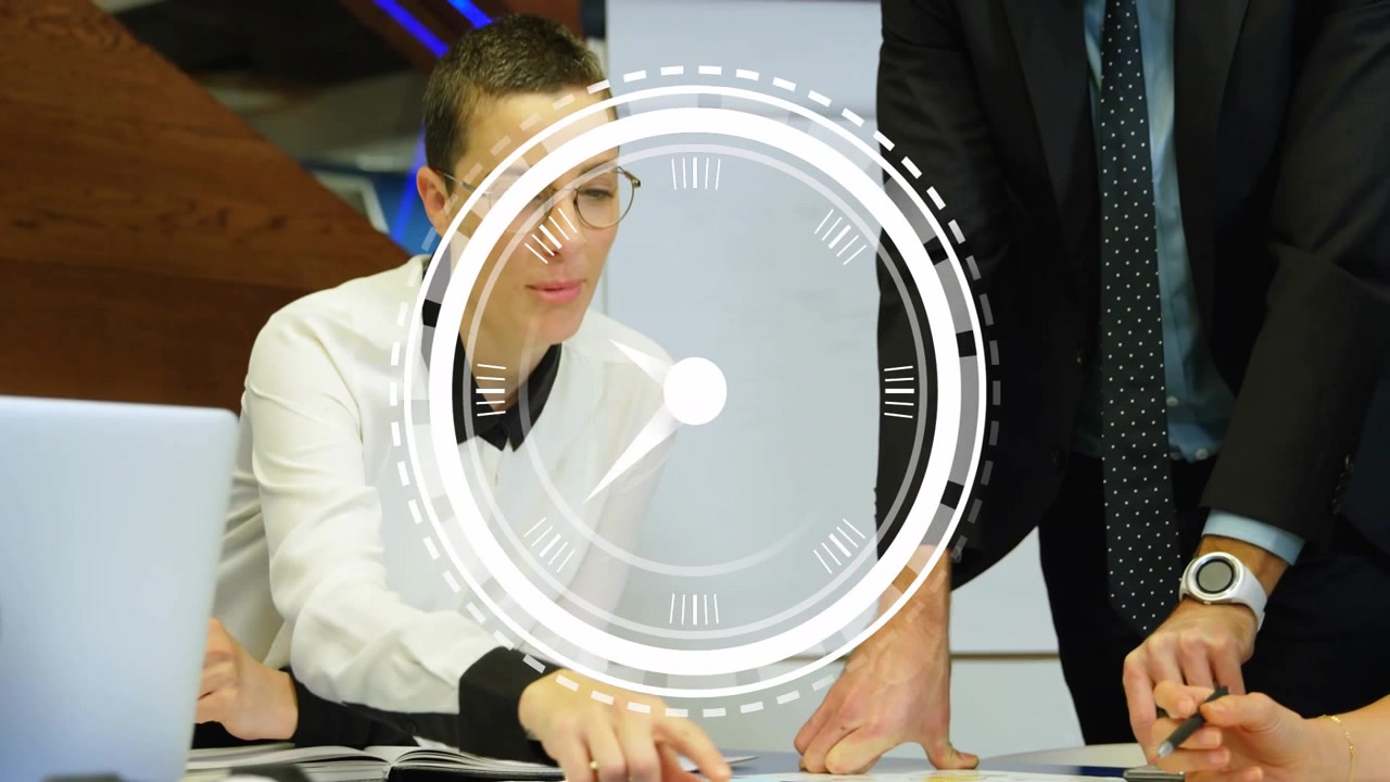 Orologio HUD visualizzato, con una donna in camicetta che sposta appunti a un tavolo da riunione con un laptop, intenta a pianificare.