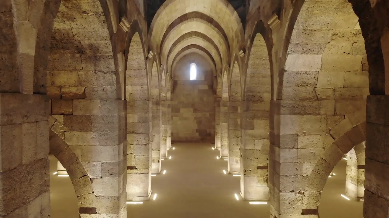 Interno di antica volta in pietra con colonne ad arco