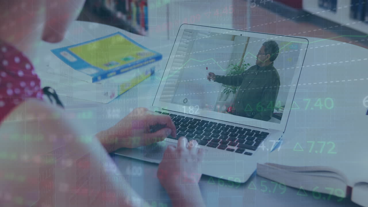 animación de la junta de negociación sobre diversos compañeros de trabajo discutiendo informes durante una llamada de video en la computadora portátil