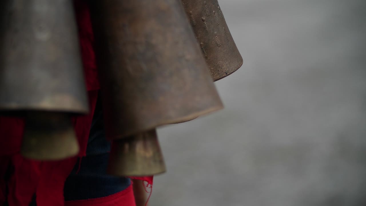 rebote en cámara lenta de campanas parte del traje kuker búlgaro rojo durante un baile tradicional simbólicamente para asustar a los fantasmas del bosque