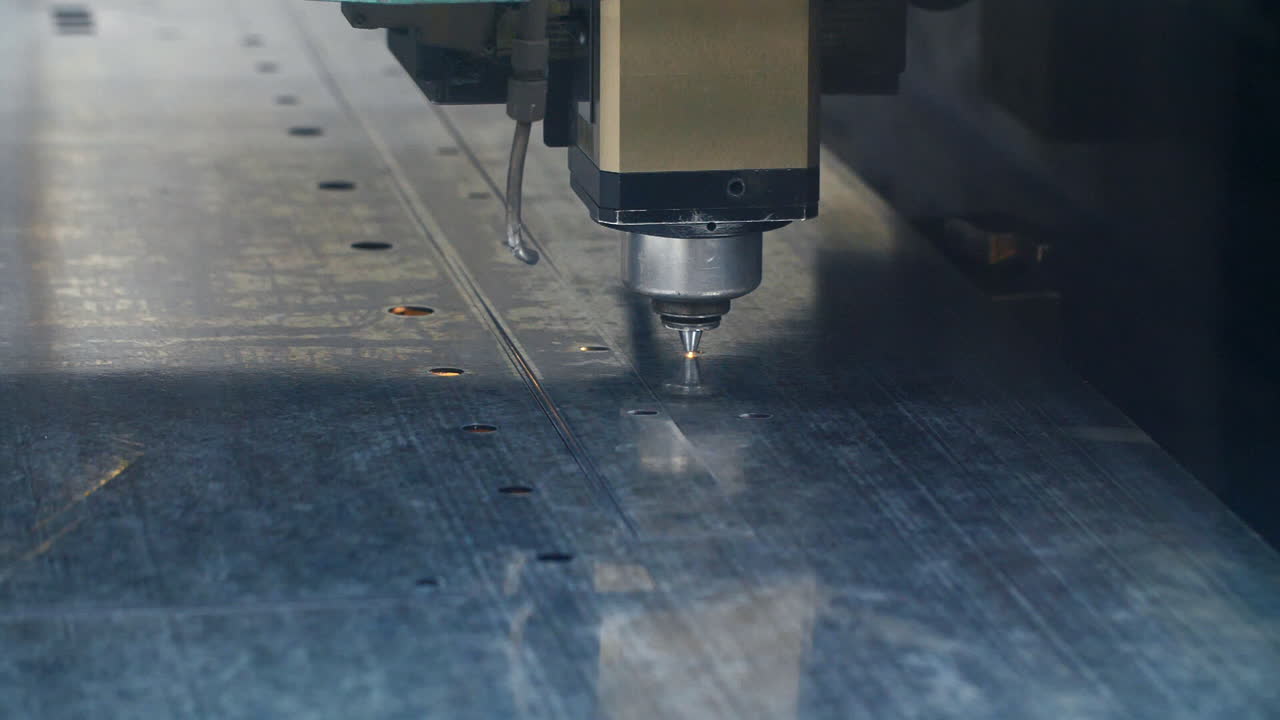 산업용 레이저로 금속판에 구 ⁇ 을 잘라내는 현대 정밀 장비