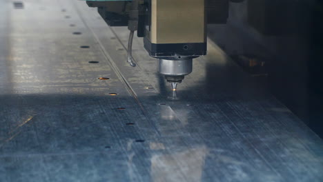 equipos de precisión modernos para el corte industrial por láser de agujeros en chapa metálica
