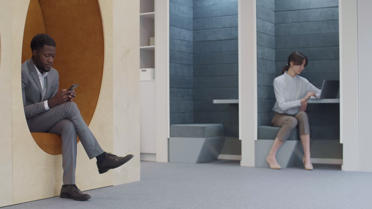 사무실 에서 일 하는 사업가 들