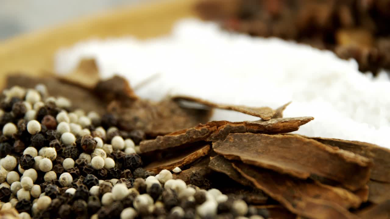 접시 4k 에 있는 여러 가지 향신료