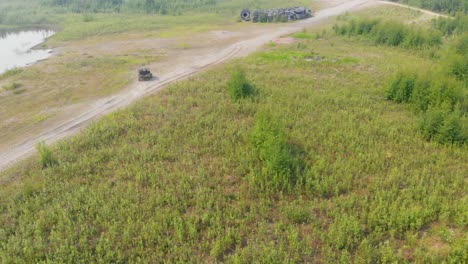 4K-Drohnenvideo-Des-Geländewagens,-Der-An-Sommertagen-Durch-Das-Erholungsgebiet-Tanana-Lake-In-Fairbanks,-Ak,-Fährt-3