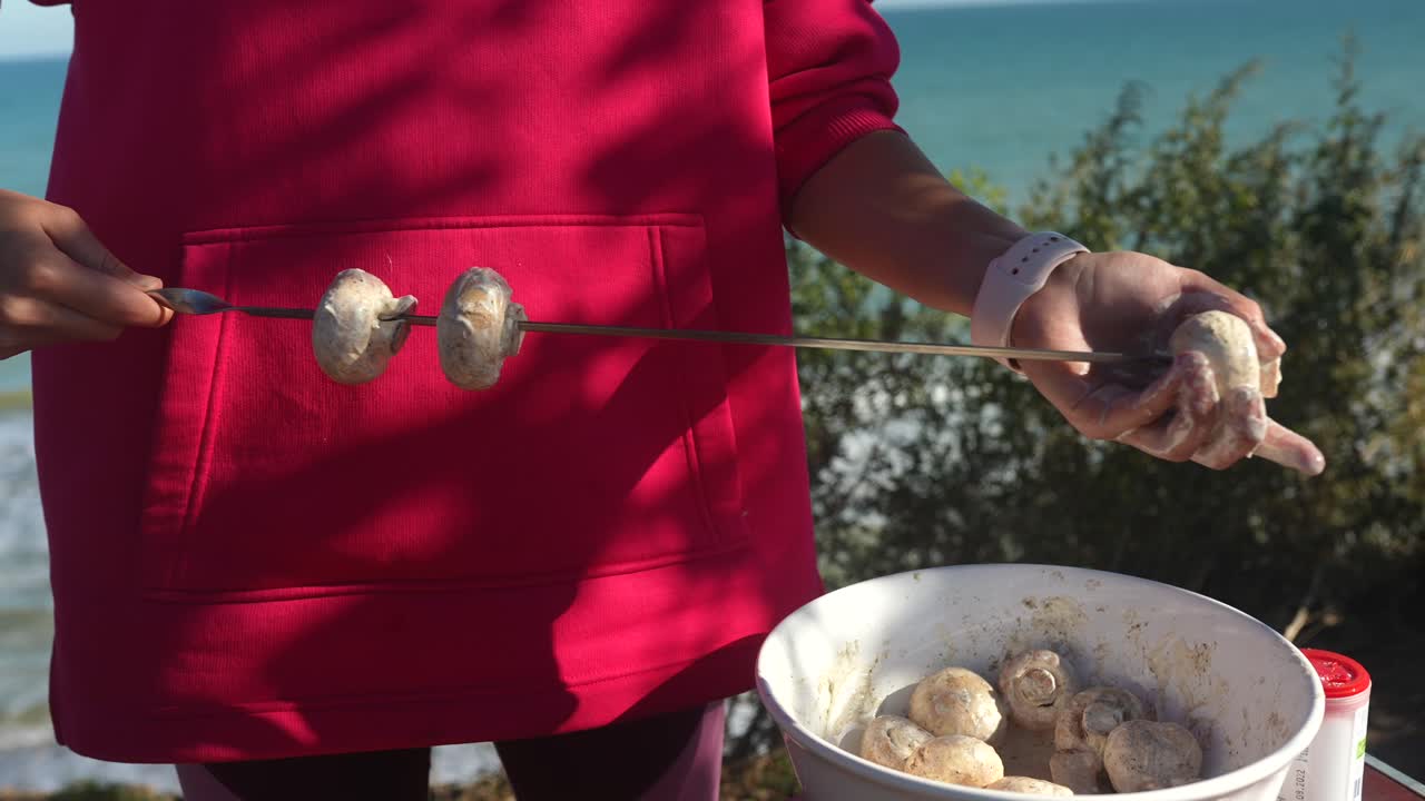 해변에서 김을 요리하는 소녀