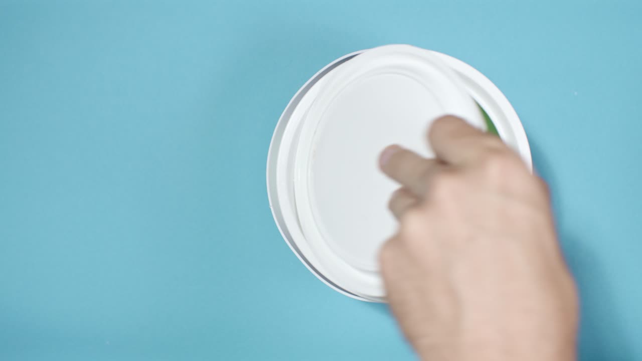 toma cercana de una lata de apertura manual con pintura verde