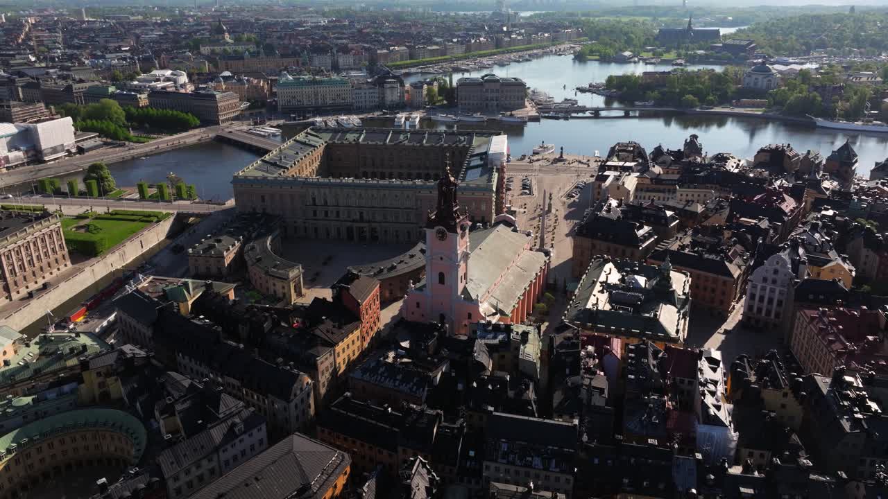 drone en órbita cinematográfica filmado por encima de la gran iglesia, la catedral de estocolmo