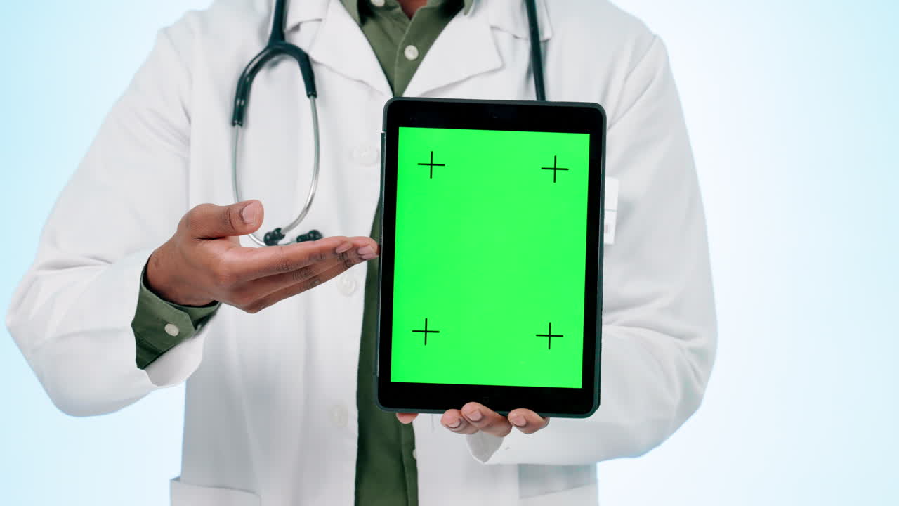 médico, manos y pantalla verde de la tableta en el estudio