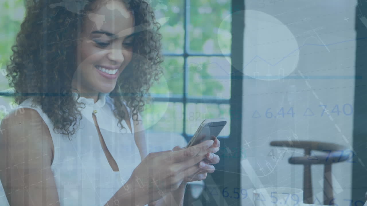 animación de la interfaz infográfica, mujer biracial sonriente usando el teléfono inteligente mientras bebe café