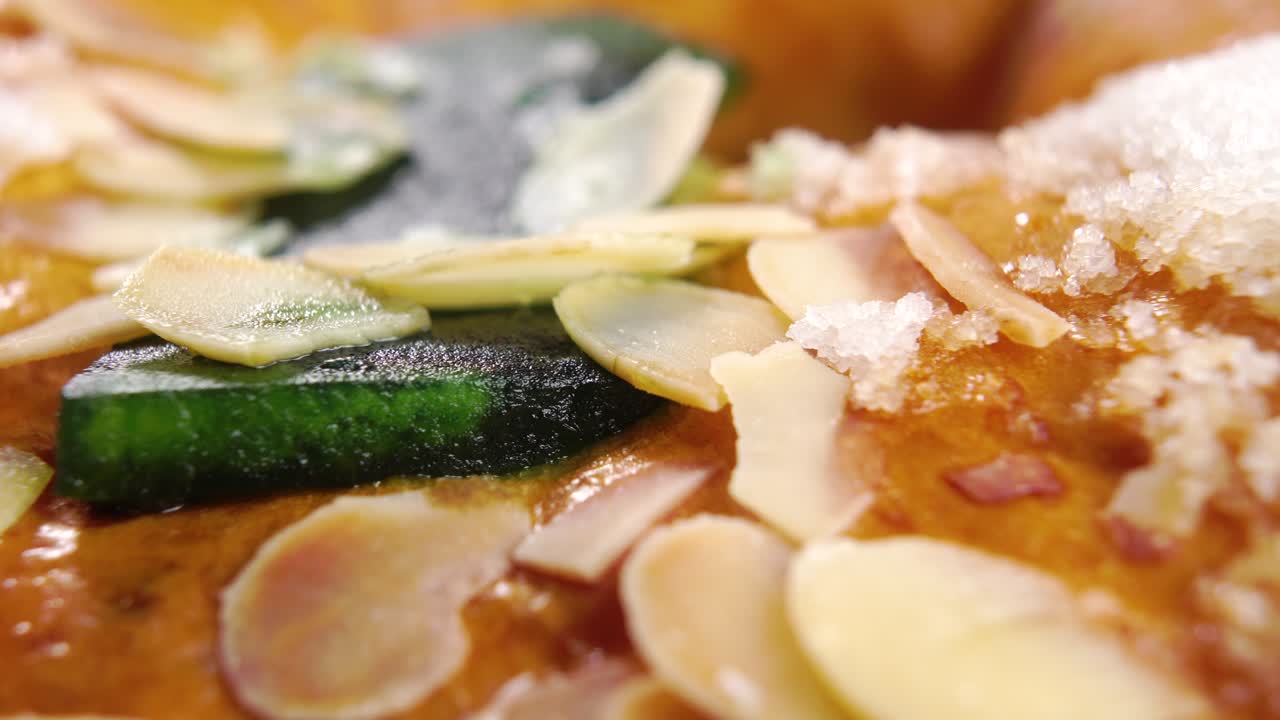 испанский королевский торт на день епифании. роскон или роска де рейес с конфискованными фруктами, сахаром и орехами. праздничный традиционный хлеб