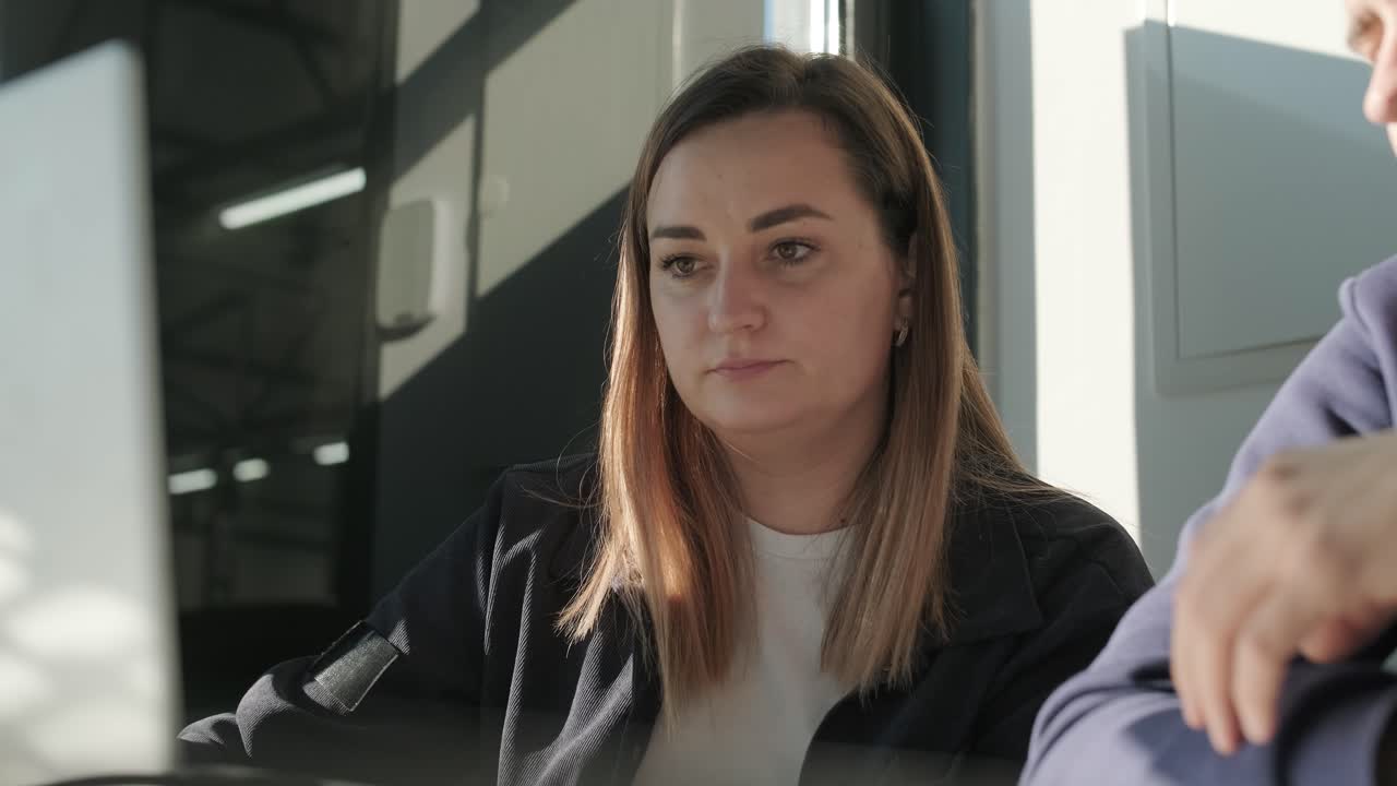 gerente de servicio de automóviles trabajando en un escritorio en la oficina