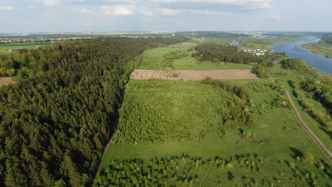 Paisaje-Lituano-Con-Bosques,-Prados-Y-Ríos,-Vista-Aérea-De-Drones