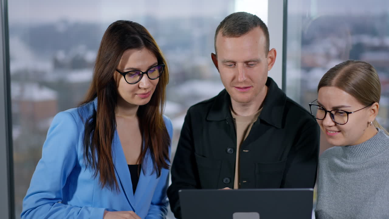 equipo empresarial discutiendo el proyecto