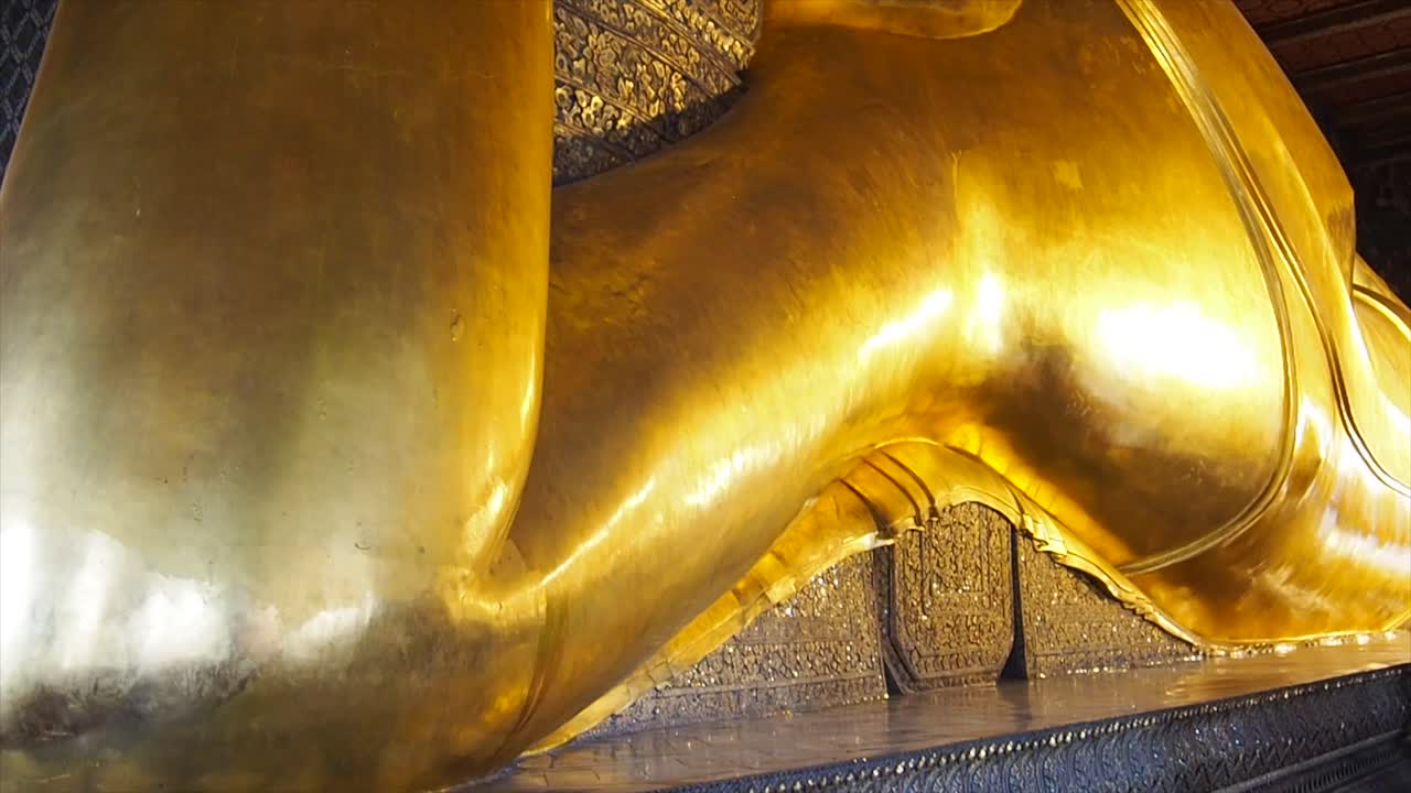 estatua dorada de buda acostado en wat pho en bangkok, tailandia
