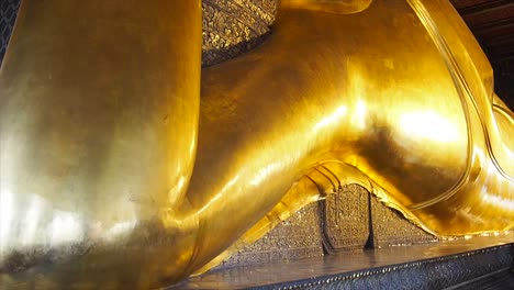 Golden,-lying-buddha-statue-in-Wat-Pho-in-Bangkok,-Thailand