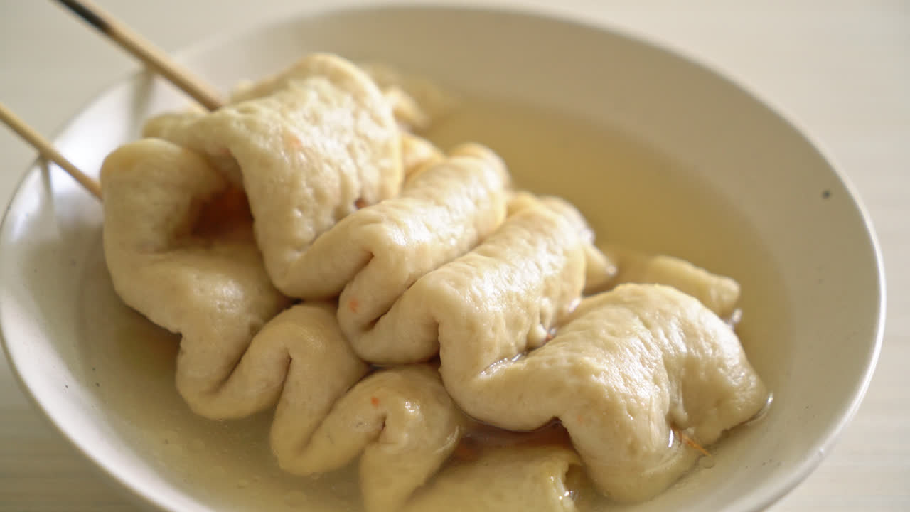 오뎅 - 수프에 든 한국 어묵 꼬치 - 한국 길거리 음식 스타일