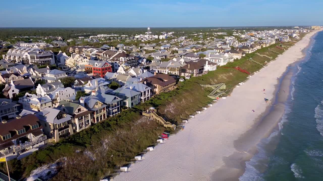 un hermoso video de un dron volando a lo largo de la majestuosa costa de rosemary beach, florida.