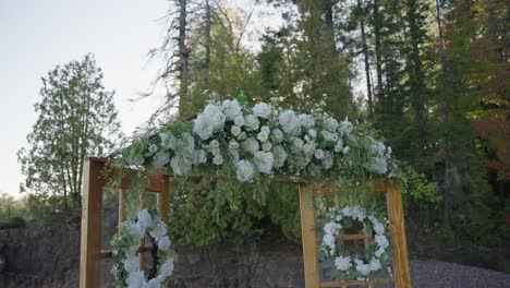 Teures-Blumenarrangement-Für-Eine-Hochzeitszeremonie-Im-Wald